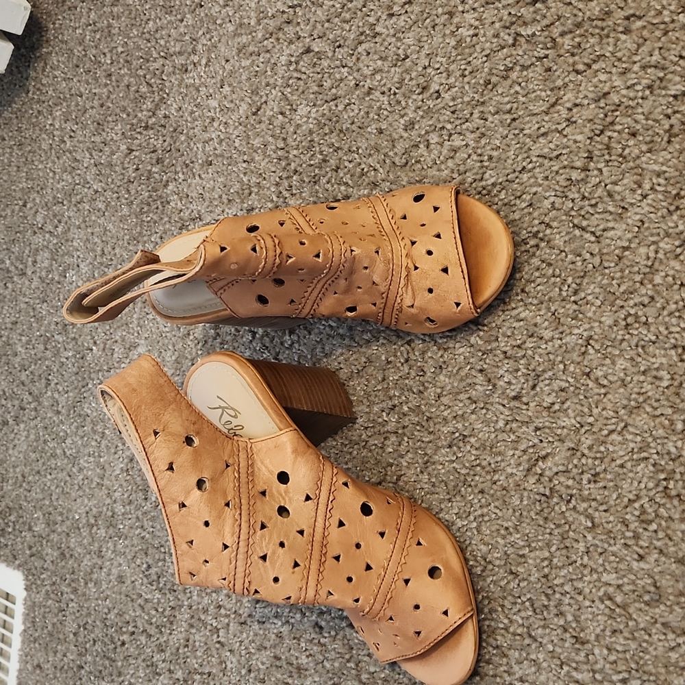 Nude velcro heel
